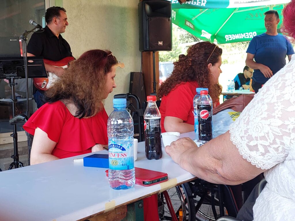 Na izletištu "Matoševe Dubrave " u Mravićima organizovano druženje osoba sa invaliditetom Na izletištu "Matoševe Dubrave " u Mravićima organizovano druženje osoba sa invaliditetom