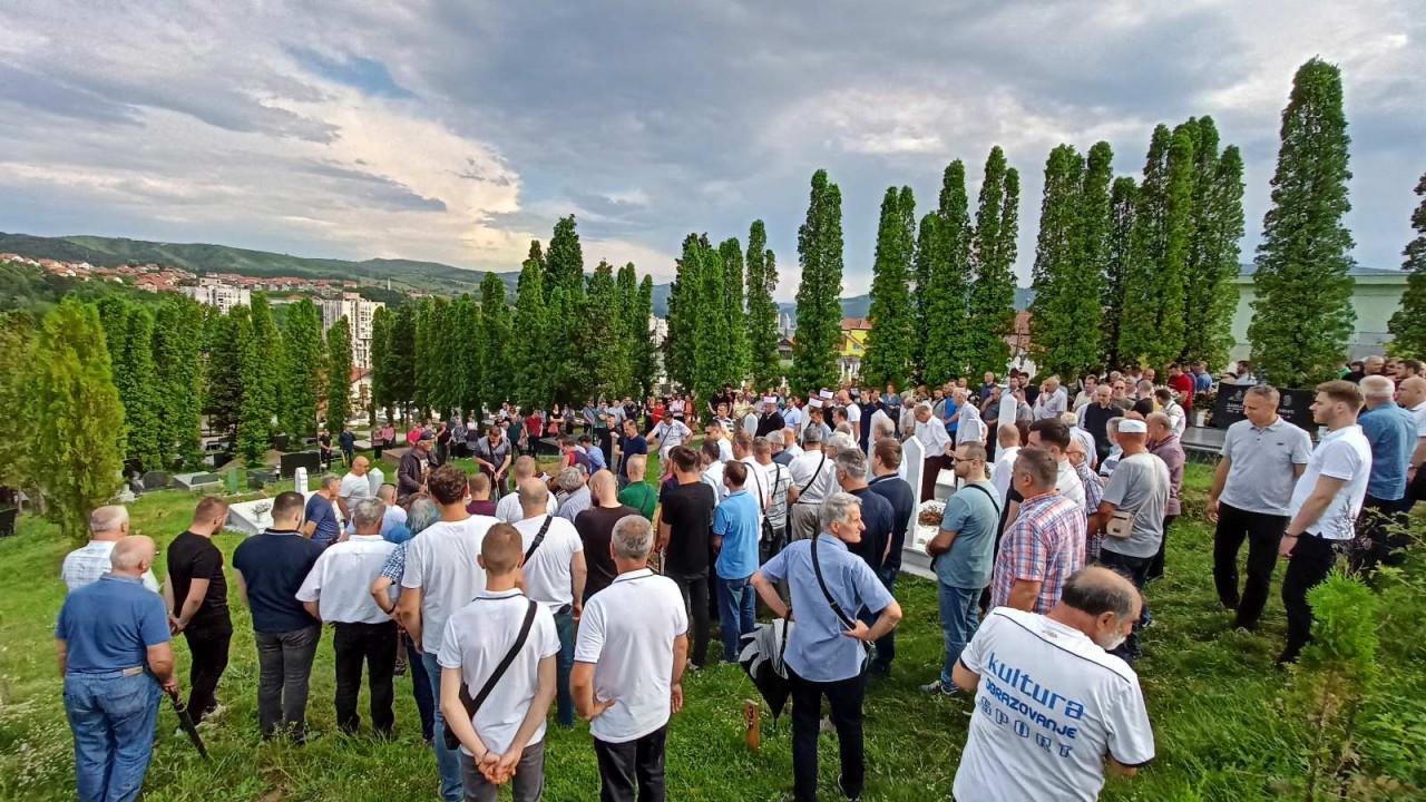 Kakanj se oprostio od profesorice: Rijeka ljudi na dženazi Emire Šehagić