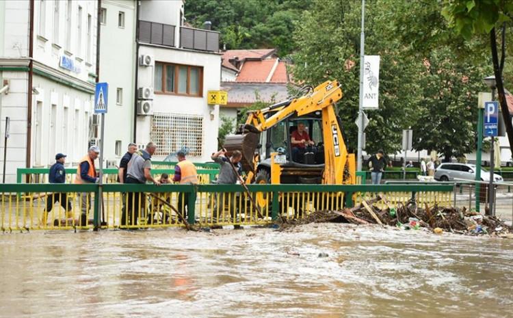 Haotični prizori iz Tešnja: Proglašeno stanje prirodne nesreće, voda ušla u oko 20 objekata