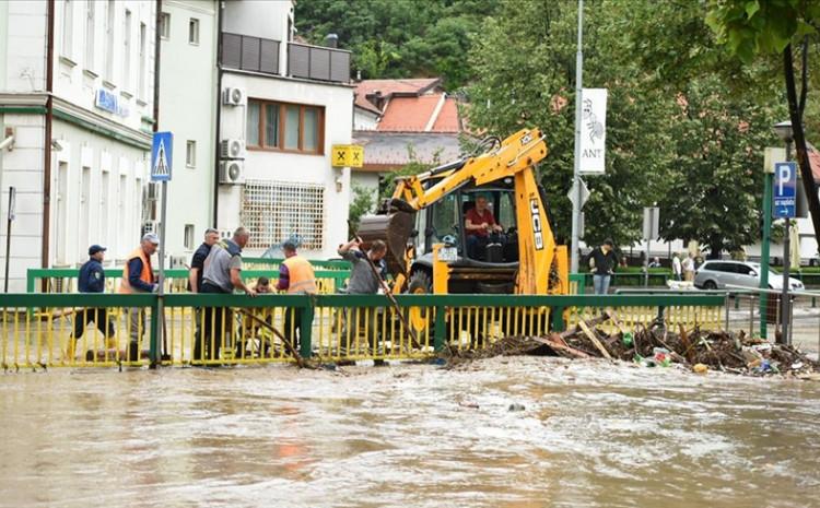 Haotični prizori iz Tešnja: Proglašeno stanje prirodne nesreće, voda ušla u oko 20 objekata Haotični prizori iz Tešnja: Proglašeno stanje prirodne nesreće, voda ušla u oko 20 objekata