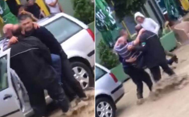 Video / Policajci u Čeliću spašavali građane iz vodene bujice Video / Policajci u Čeliću spašavali građane iz vodene bujice