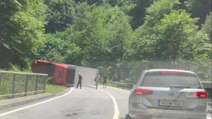 Kamion se prevrnuo, obustavljen saobraćaj Kamion se prevrnuo, obustavljen saobraćaj