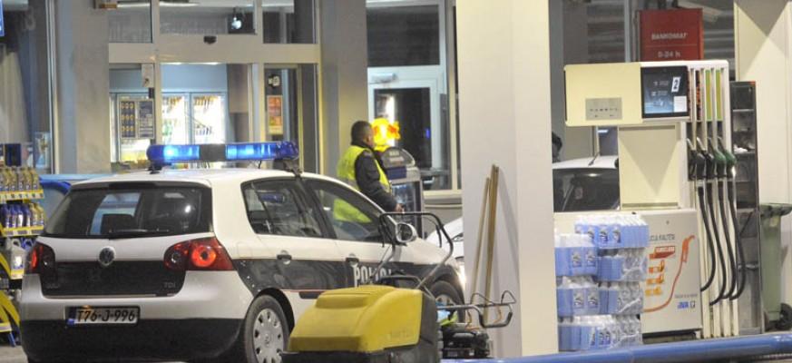 Tešanj: Uz prijetnju nožem opljačkao benzinsku pumpu, uhapšen E.M. rođen 2003. godine Tešanj: Uz prijetnju nožem opljačkao benzinsku pumpu, uhapšen E.M. rođen 2003. godine