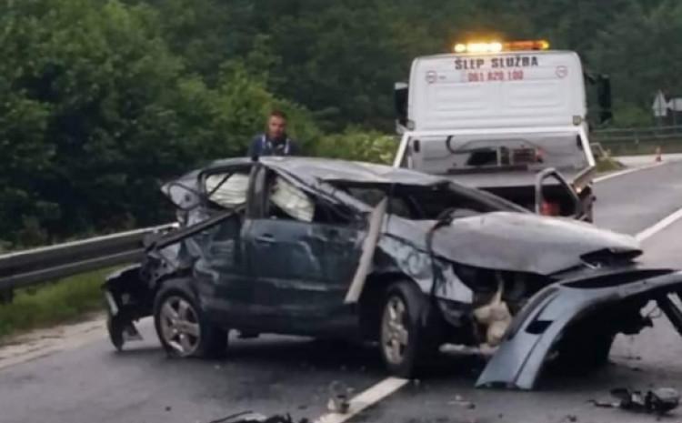 Teška nesreća kod Hadžića: Povrijeđena jedna osoba, automobil potpuno uništen