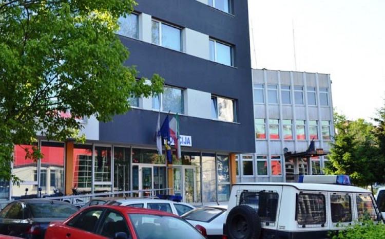 Užas u Kaknju: Nožem usmrtio majku pa pokušao da se ubije skokom s mosta Užas u Kaknju: Nožem usmrtio majku pa pokušao da se ubije skokom s mosta