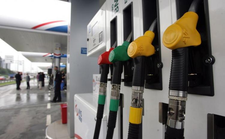 Vlast u FBiH ne planira ograničiti cijenu nafte jer se plaše nestašice na tržištu Vlast u FBiH ne planira ograničiti cijenu nafte jer se plaše nestašice na tržištu