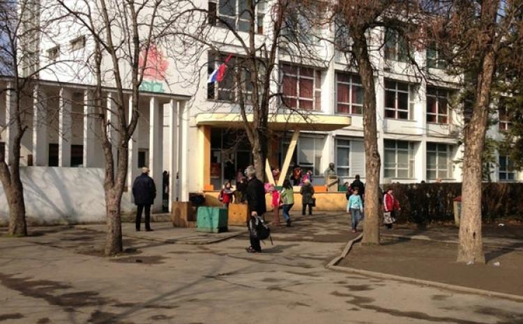 Skandalozno: Na završnoj priredbi učenika četvrtih razreda u Novom Sadu puštena pjesma "Ne volim te Alija, zato što si Balija" Skandalozno: Na završnoj priredbi učenika četvrtih razreda u Novom Sadu puštena pjesma "Ne volim te Alija, zato što si Balija"