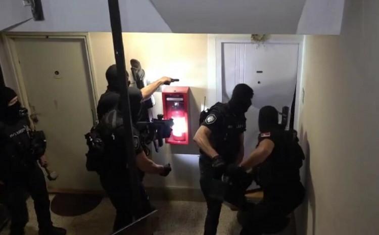 Pogledajte akciju policije Srbije: Uhapšene tri osobe koje su ukrale više od dva miliona KM Pogledajte akciju policije Srbije: Uhapšene tri osobe koje su ukrale više od dva miliona KM