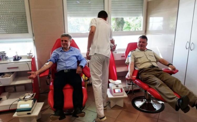 Pripadnici Ministarstva odbrane i Oružane snage BiH u akciji dobrovoljnog darivanja krvi u Doboju Pripadnici Ministarstva odbrane i Oružane snage BiH u akciji dobrovoljnog darivanja krvi u Doboju