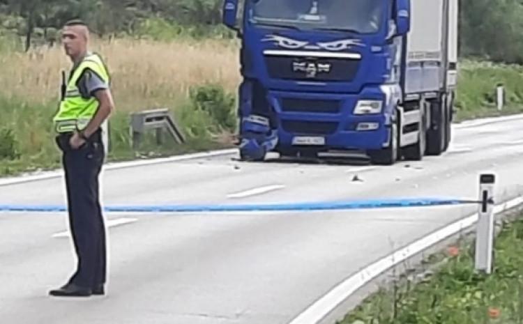 Nova tragedija u BiH: Poginuo pješak nakon što ga je udario kamion Nova tragedija u BiH: Poginuo pješak nakon što ga je udario kamion