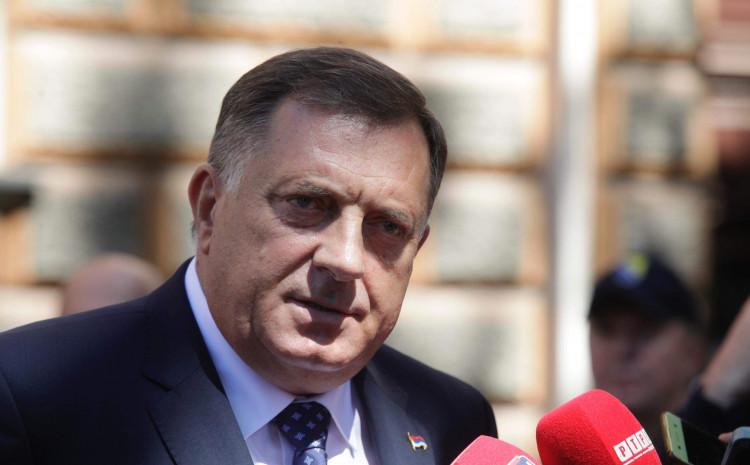 Dodik: Svi se užasavaju kad iznesem stav o muslimanima, a niko kad Izetbegović tvrdi da je BiH sigurna dok su pune džamije Dodik: Svi se užasavaju kad iznesem stav o muslimanima, a niko kad Izetbegović tvrdi da je BiH sigurna dok su pune džamije