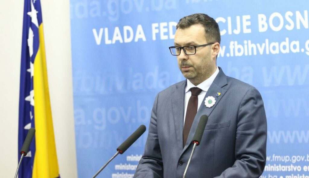 Litar goriva u BiH košta i preko 3,30 KM, ministar kaže da je to najniže u regiji Litar goriva u BiH košta i preko 3,30 KM, ministar kaže da je to najniže u regiji