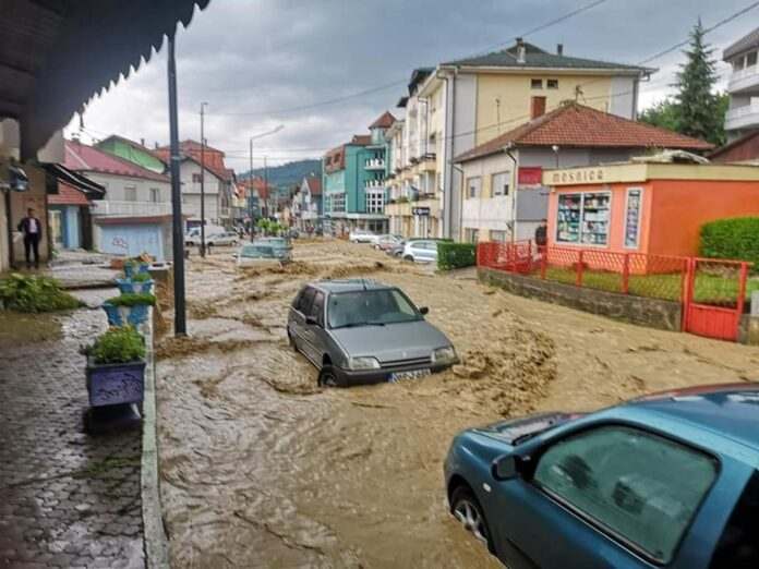 “Narode, pomozite, cijela mahala je poplavljena… nek neko pošalje pomoć”.