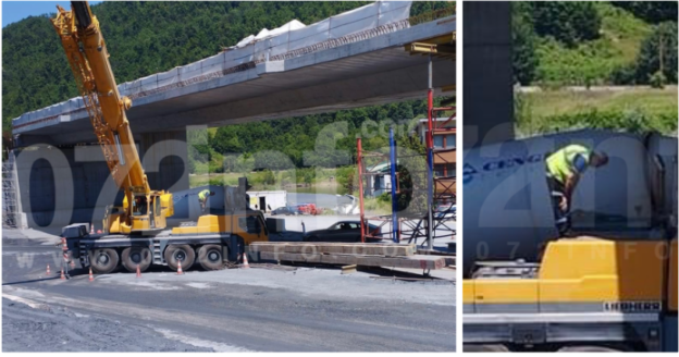 NESVAKIDAŠNJI PRIZOR: NA VELIKOJ VRUĆINI I TEŠKOM POSLU, RADNIK OBAVLJA NAMAZ NA DIZALICI KOD ZENICE! (FOTO)