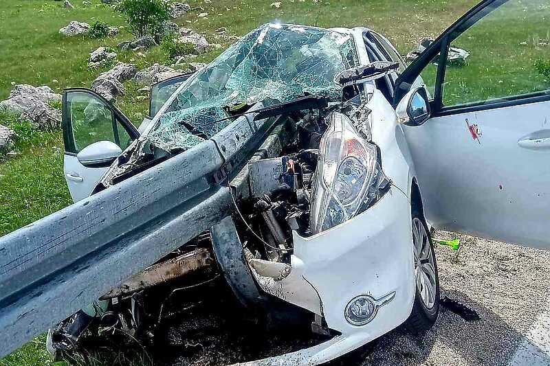 DETALJI NESREĆE KOD GACKA Povrijeđeno dvoje djece (FOTO) DETALJI NESREĆE KOD GACKA Povrijeđeno dvoje djece (FOTO)