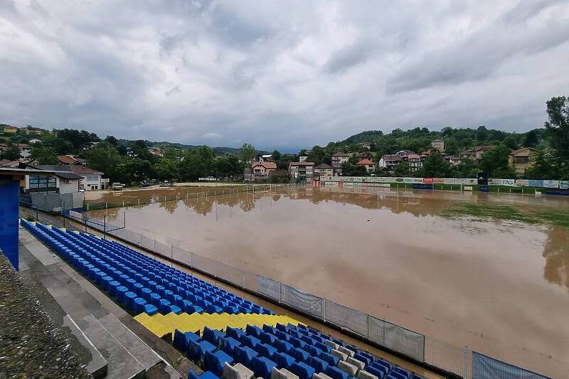 Stadion Toška potpuno potopljen u velikim poplavama