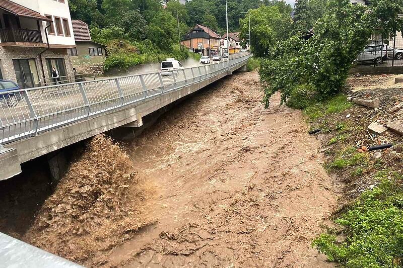 Poplave u Tešnju zatvorile puteve i blokirale centar grada, stanje se prati svakog minuta