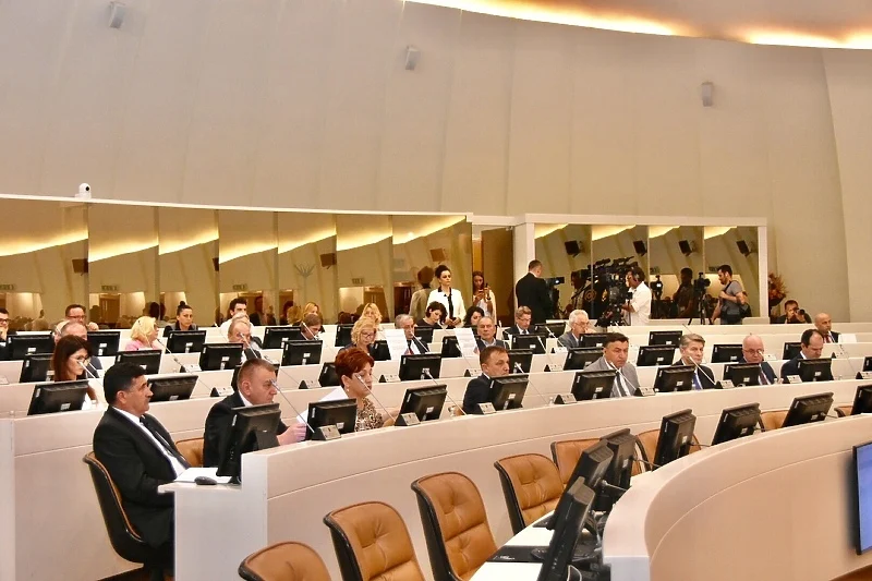 Predstavnički dom Parlamenta BiH usvojio prijedlog budžeta, političarima povišica od 500 KM Predstavnički dom Parlamenta BiH usvojio prijedlog budžeta, političarima povišica od 500 KM