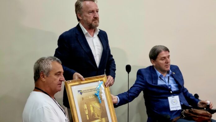 IZETBEGOVIĆ DOBIO ZAHVALNICU RATNIH VOJNIH INVALIDA PARAPLEGIČARA IZETBEGOVIĆ DOBIO ZAHVALNICU RATNIH VOJNIH INVALIDA PARAPLEGIČARA