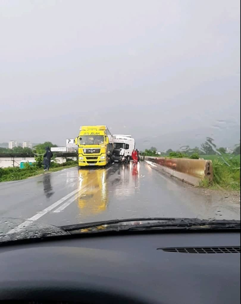 Haos na cesti: Tri šlepera u lančanom sudaru kod Doboja