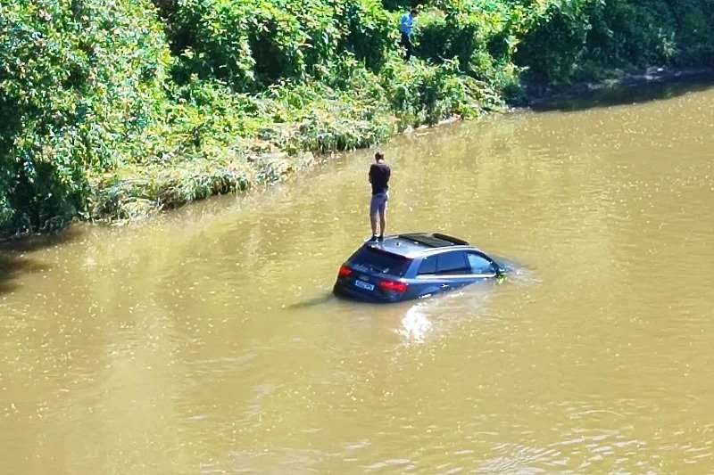 Audi završio u rijeci Bosni u Doboju, vozač čekao pomoć na krovu