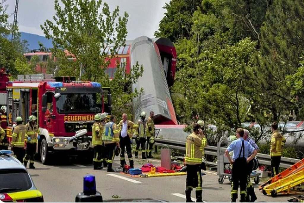 U Njemačkoj voz iskočio iz šina: Poginule četiri osobe, 30 teško povrijeđenih U Njemačkoj voz iskočio iz šina: Poginule četiri osobe, 30 teško povrijeđenih