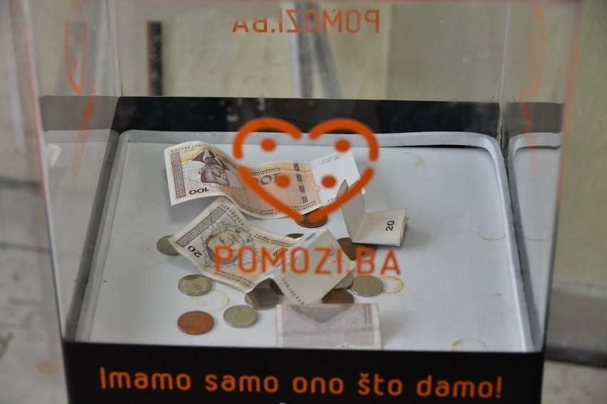 Upao u banku i ukrao kutiju za prikupljanje humanitarne pomoći Upao u banku i ukrao kutiju za prikupljanje humanitarne pomoći