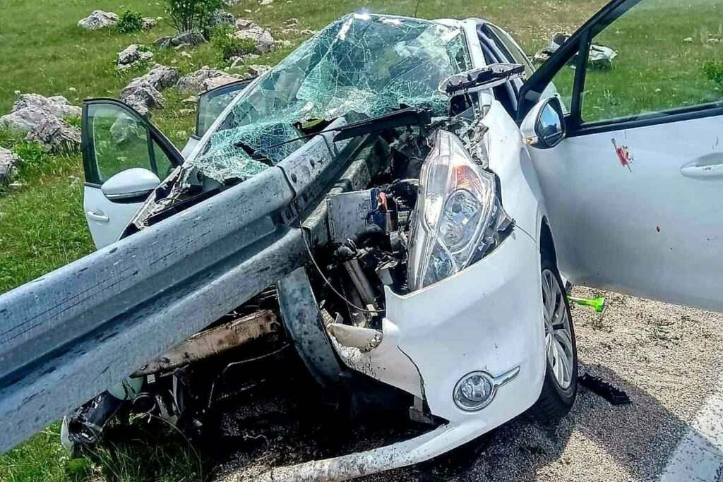 Teška nezgoda : Vatrogasci izvlačili povrijeđene Teška nezgoda : Vatrogasci izvlačili povrijeđene