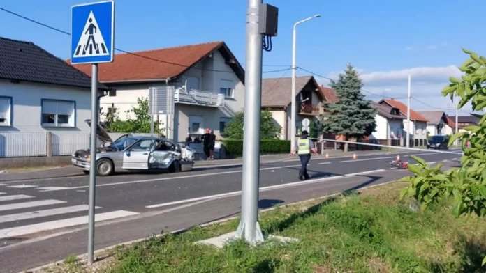 Stravična nesreća: Nakon sudara dva vozila izletjela s ceste i ubili pješaka Stravična nesreća: Nakon sudara dva vozila izletjela s ceste i ubili pješaka