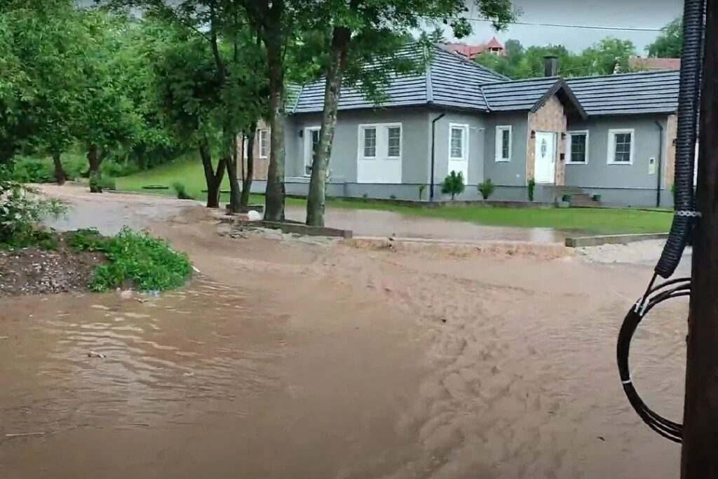 Izlila se rijeka Tinja kod Srebrenika, vodena bujica ulazi u kuće i garaže Izlila se rijeka Tinja kod Srebrenika, vodena bujica ulazi u kuće i garaže