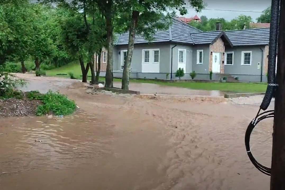 Izlila se rijeka Tinja kod Srebrenika, vodena bujica ulazi u kuće i garaže