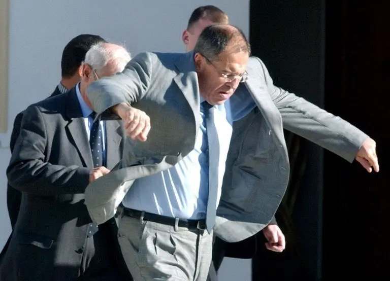 Lavrov pobjesnio jer mu je blokiran dolazak u Srbiju Lavrov pobjesnio jer mu je blokiran dolazak u Srbiju