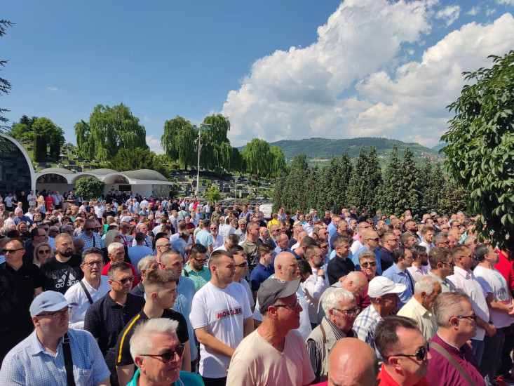 Stotine građana klanjalo dženazu Segmedini Srni-Bajramović Stotine građana klanjalo dženazu Segmedini Srni-Bajramović
