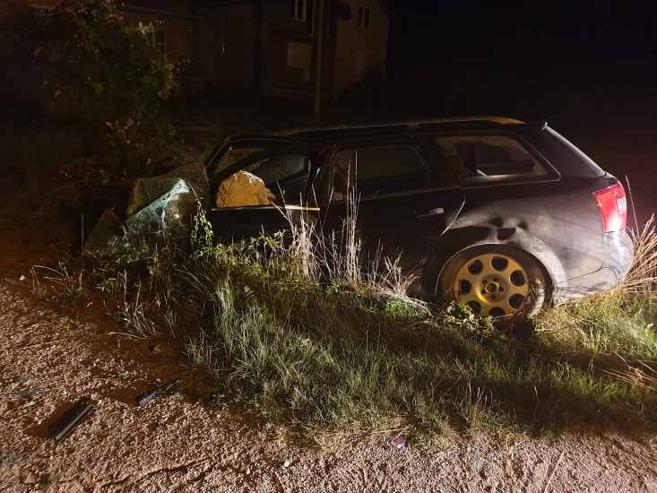 Teška saobraćajna nesreća u Bratuncu: Automobil potpuno smrskan, jedna osoba povrijeđena