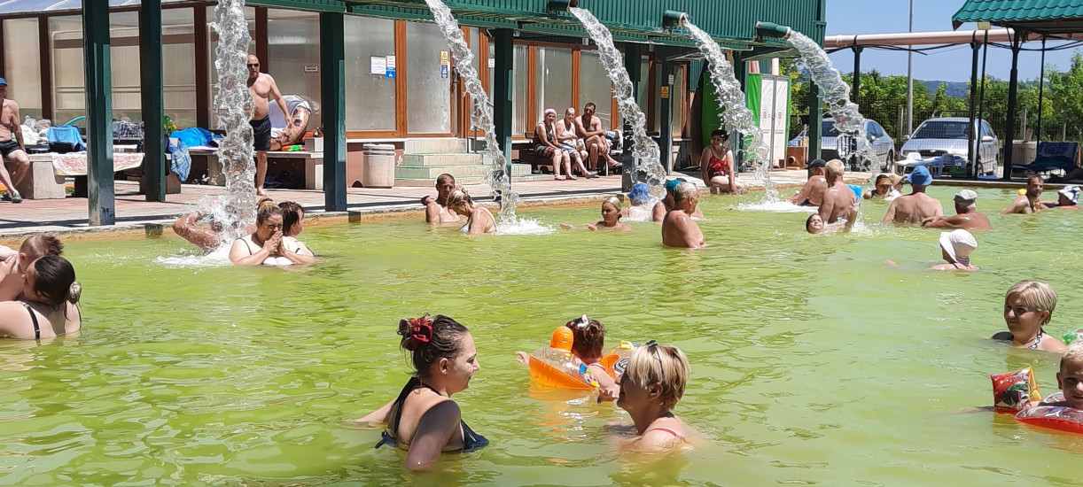 FOTO: Na gračaničkim bazenima kao u košnici, brojni gosti iz susjednih gradova