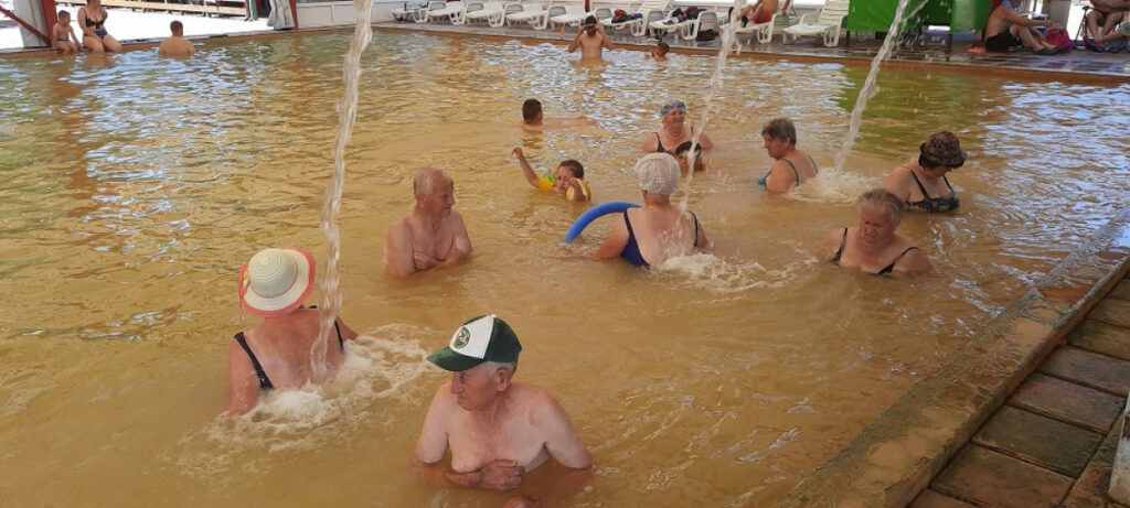 FOTO: Na gračaničkim bazenima kao u košnici, brojni gosti iz susjednih gradova FOTO: Na gračaničkim bazenima kao u košnici, brojni gosti iz susjednih gradova