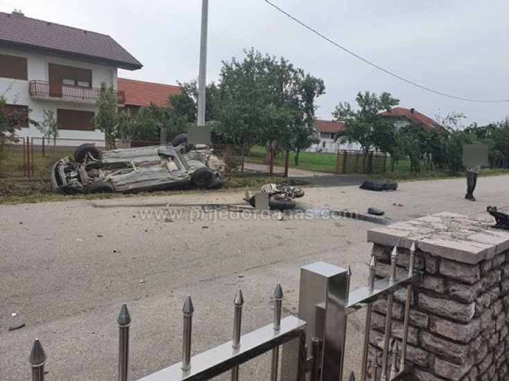 Užasne fotografije s mjesta nesreće: Passat nakon teškog sudara s motociklom završio na krovu u kanalu