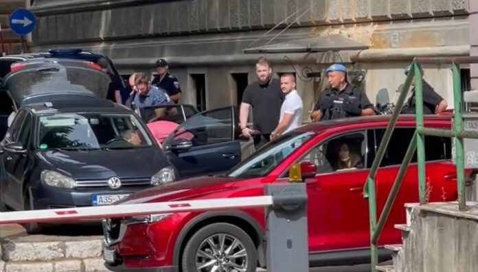 OVO JE POLICAJAC KOJI JE DILAO DROGU: POGLEDAJTE SNIMAK PRETRESA AUTOMOBILA OVO JE POLICAJAC KOJI JE DILAO DROGU: POGLEDAJTE SNIMAK PRETRESA AUTOMOBILA