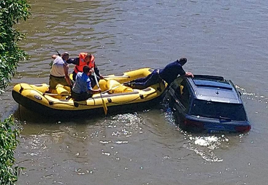 Novi detalji nesreće u Doboju: Makedonac skupocjenim terencem sletio u rijeku, policajci ga izvukli čamcem (FOTO)