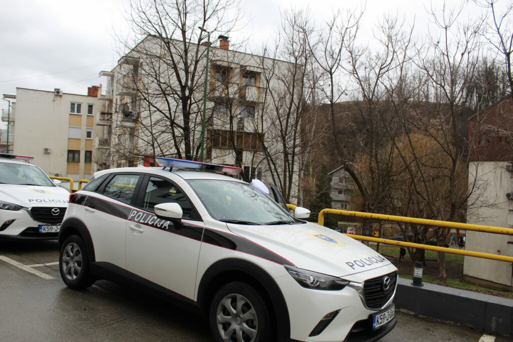 Jučer uhapšen vozač Golfa iz Tešnja: Pronađena praškasta materija koja asocira na opojnu drogu “speed” Jučer uhapšen vozač Golfa iz Tešnja: Pronađena praškasta materija koja asocira na opojnu drogu “speed”