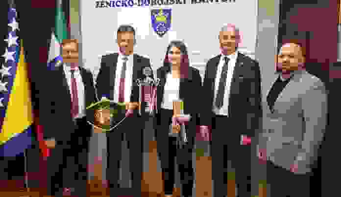 Premijer Bašić upriličio prijem za Jasminu Merdić i Leylu Sejmenović iz Tešnja Premijer Bašić upriličio prijem za Jasminu Merdić i Leylu Sejmenović iz Tešnja