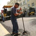 (FOTO) RADNICI ASFALTIRAJU NA +35 STEPENI, A POLITIČARIMA 500KM NA PLATU (FOTO) RADNICI ASFALTIRAJU NA +35 STEPENI, A POLITIČARIMA 500KM NA PLATU
