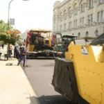 (FOTO) RADNICI ASFALTIRAJU NA +35 STEPENI, A POLITIČARIMA 500KM NA PLATU (FOTO) RADNICI ASFALTIRAJU NA +35 STEPENI, A POLITIČARIMA 500KM NA PLATU