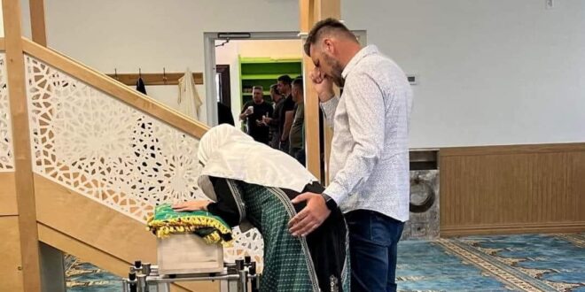 Fotografija koja slama srce! Roditelji neutješni nad tabutom svoje bebe Fotografija koja slama srce! Roditelji neutješni nad tabutom svoje bebe