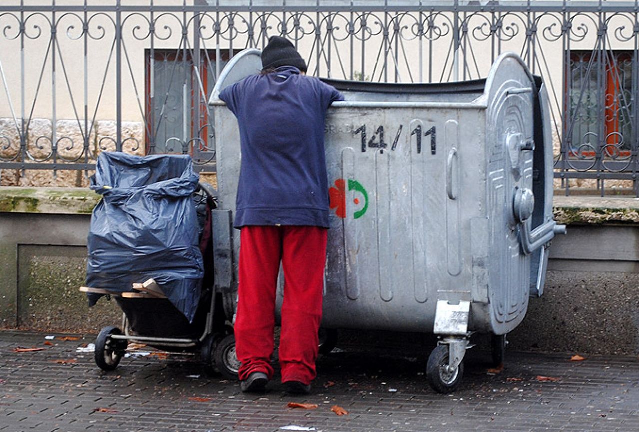 ‘BRANIO SAM OVU DRŽAVU, A SAD MORAM PO KONTEJNERU ROVITI’