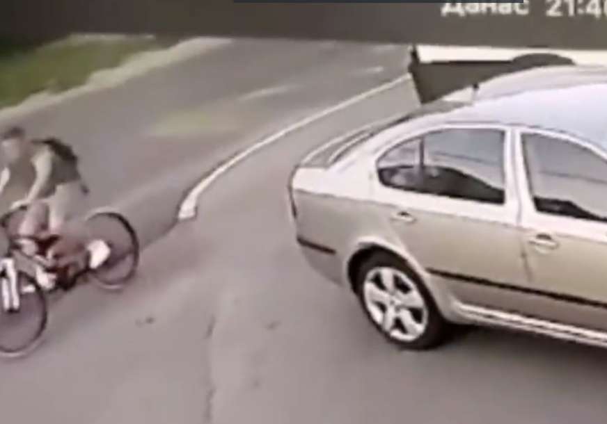 Pokosio ga i produžio dalje: Objavljen snimak nesreće, maloljetnik za volanom udario dječaka (VIDEO) Pokosio ga i produžio dalje: Objavljen snimak nesreće, maloljetnik za volanom udario dječaka (VIDEO)
