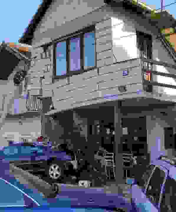(FOTO) UTRKIVALI SE PO IZLASKU IZ KAFANE I NA KRAJU ZABILI U KUĆU, UMALO JE SRUŠILI (FOTO) UTRKIVALI SE PO IZLASKU IZ KAFANE I NA KRAJU ZABILI U KUĆU, UMALO JE SRUŠILI