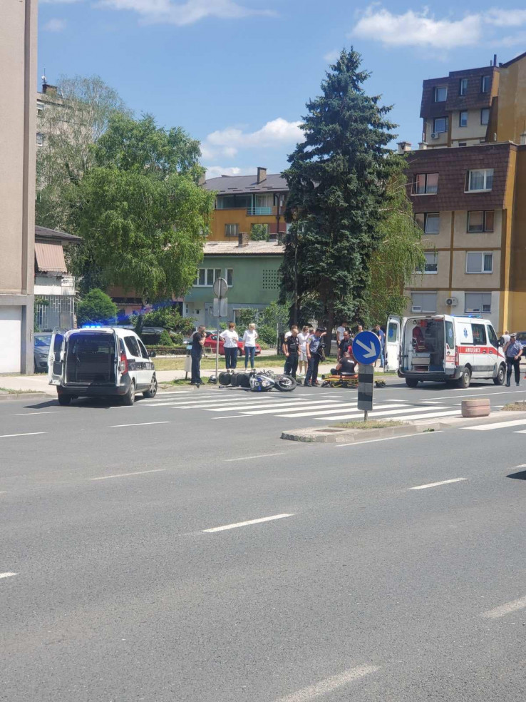 Saobraćajna nesreća u Zenici: Sudarili se auto i policijski motocikl Saobraćajna nesreća u Zenici: Sudarili se auto i policijski motocikl