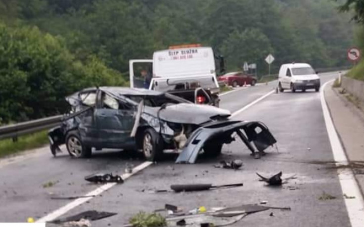 Teška nesreća kod Hadžića: Povrijeđena jedna osoba, automobil potpuno uništen