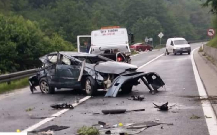 Teška nesreća kod Hadžića: Povrijeđena jedna osoba, automobil potpuno uništen Teška nesreća kod Hadžića: Povrijeđena jedna osoba, automobil potpuno uništen